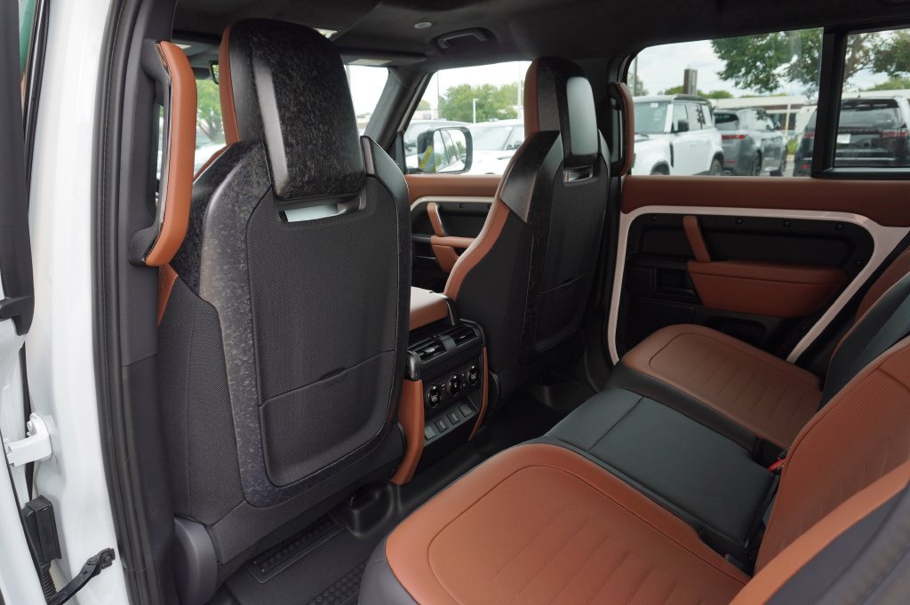 New 2026 Fuji White Land Rover OCTA image 34