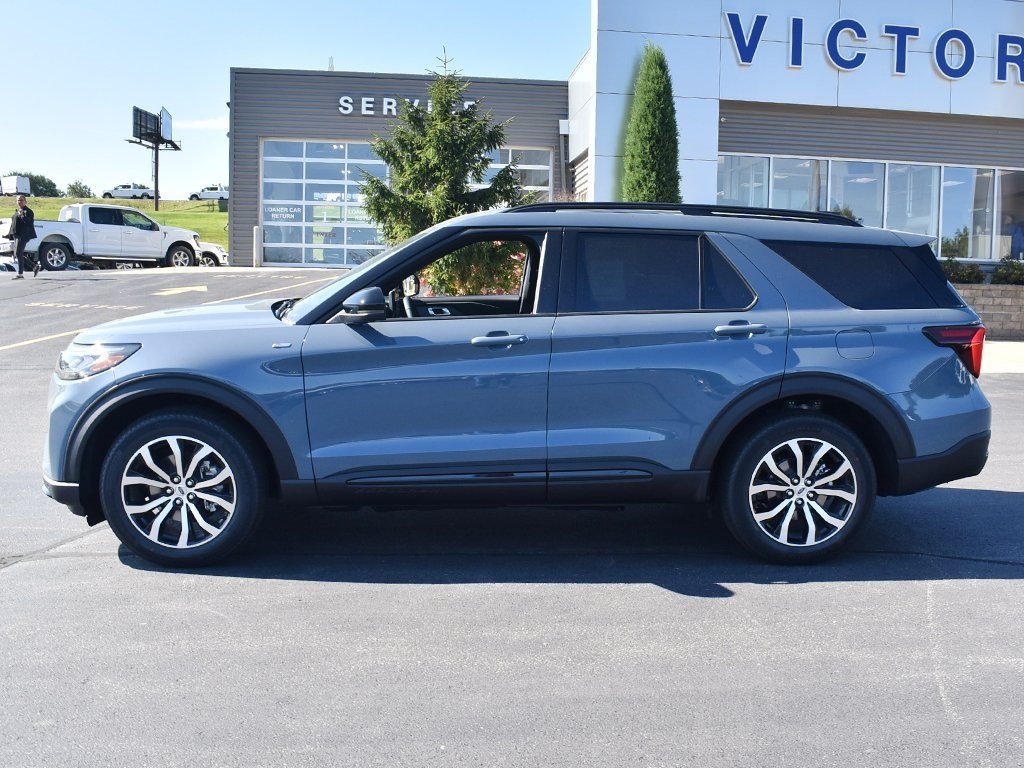 2025 Ford Explorer ST-Line photo 2