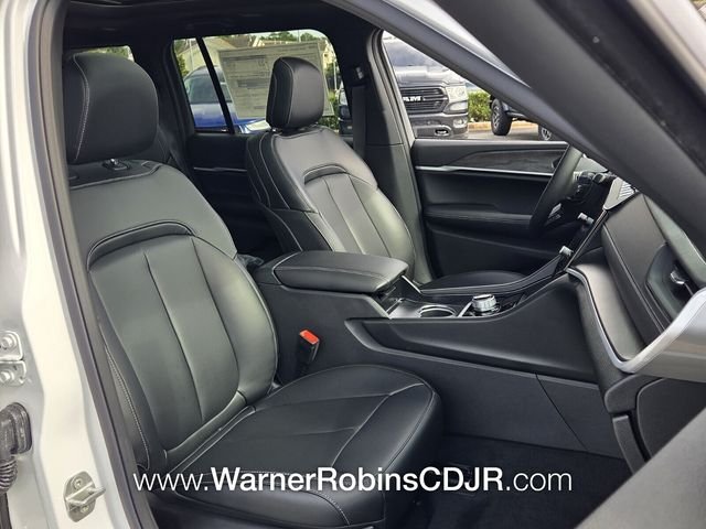 New 2026 Diamond Black Crystal Pearl-Coat Exterior Paint Jeep Laredo image 16