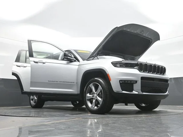 Used 2021 Silver Jeep Limited image 32