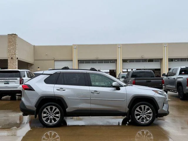 Certified Used 2025 SILVER SKY METALLIC Toyota XLE Premium image 6