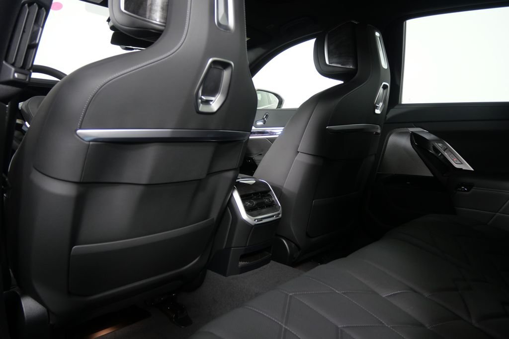 2025 BMW i7 50 - Photo 16