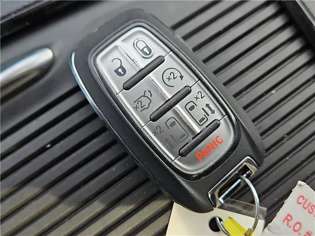 Used 2025 Ceramic Gray Clearcoat Chrysler Limited Front-Wheel Drive Passenger image 20