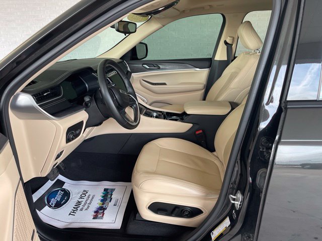 Used 2021  Jeep Limited image 13