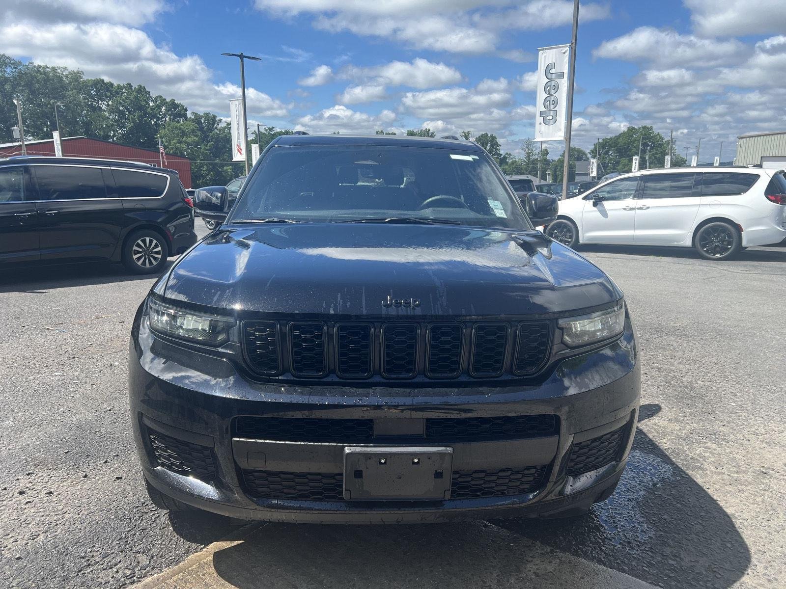 Used 2023 Diamond Black Crystal Pearlcoat Jeep Altitude X image 8