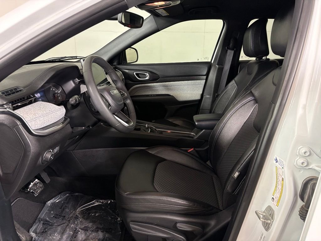 Used 2024 White Jeep Latitude image 14