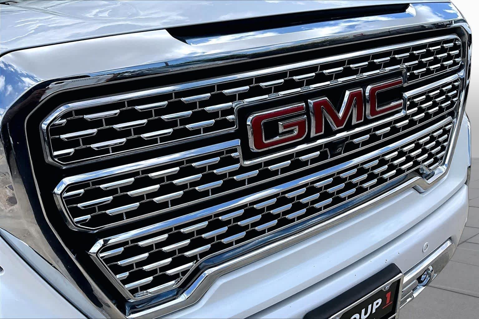Used 2022 White Frost Tricoat GMC Denali image 30