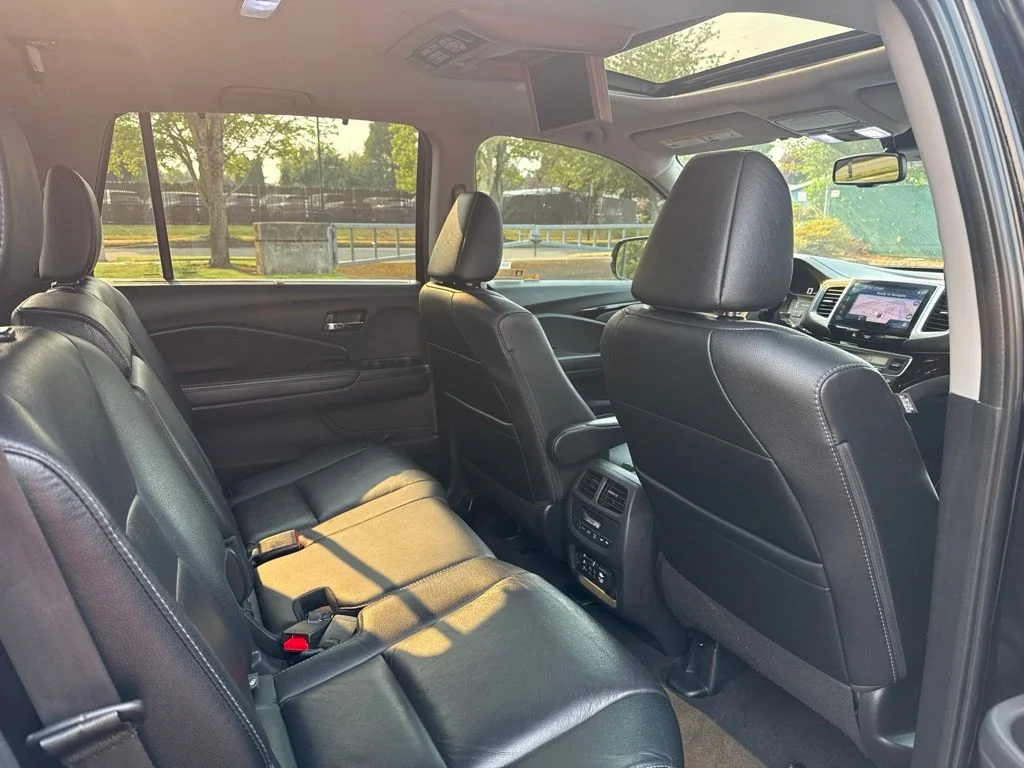 Used 2017 Crystal Black Pearl Honda Touring image 24