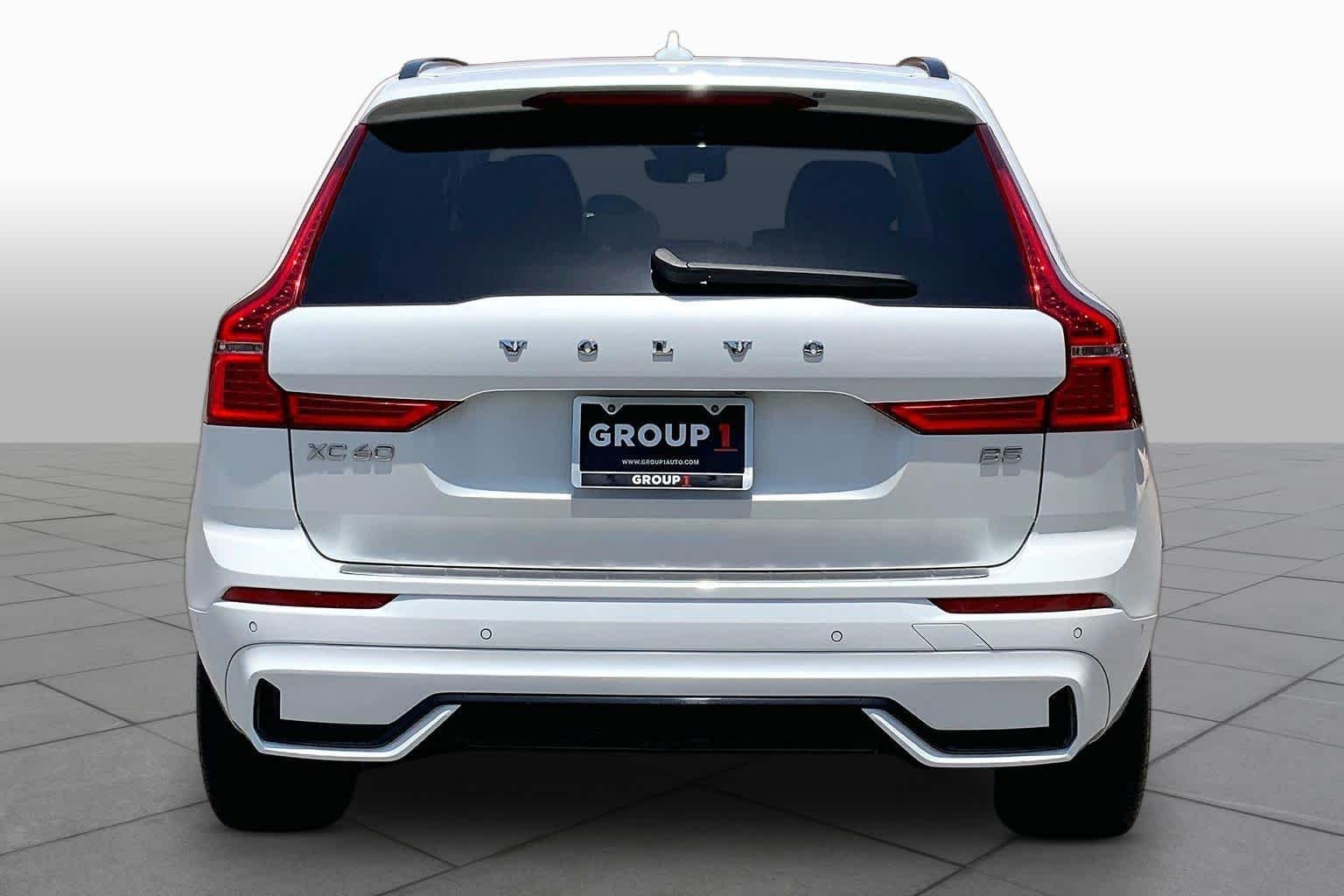 Used 2023 Crystal White Metallic Volvo Ultimate Dark Theme image 5