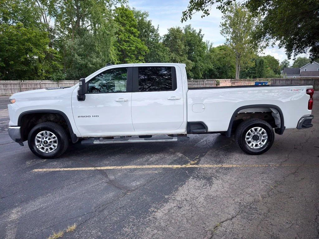 Used 2025 White Chevrolet LT image 13