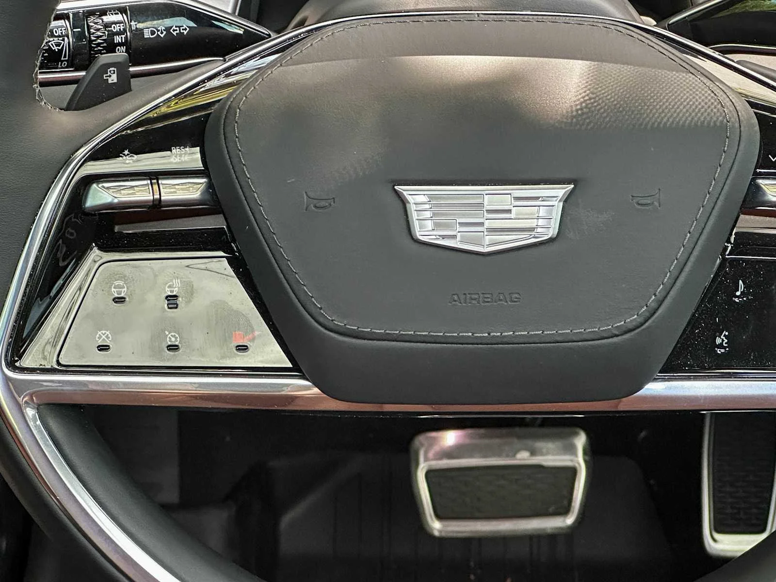 Certified Used 2026 Vibrant White Tricoat Cadillac Platinum image 15
