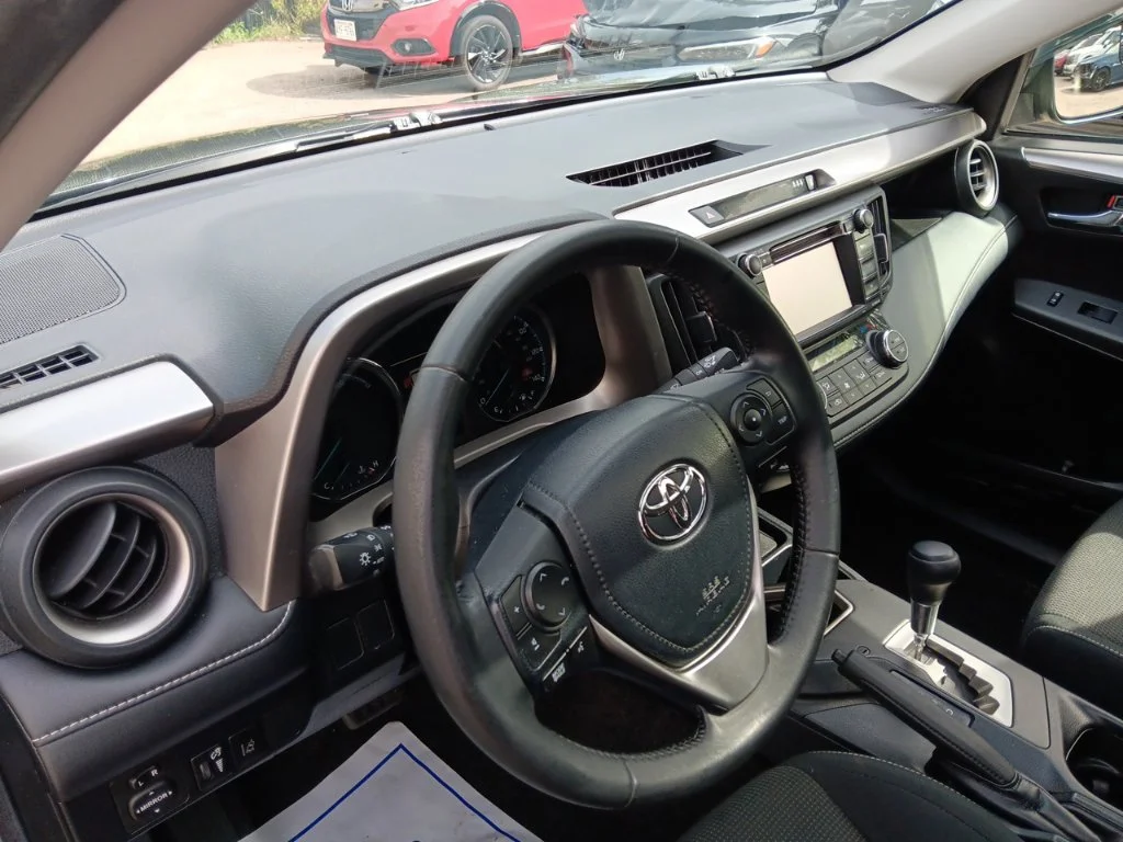 Used 2018 Galactic Aqua Mica Toyota XLE image 15