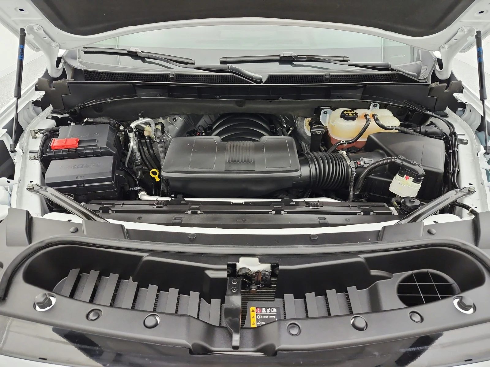 Used 2025 Summit White GMC 4WD 4dr AT4 image 16