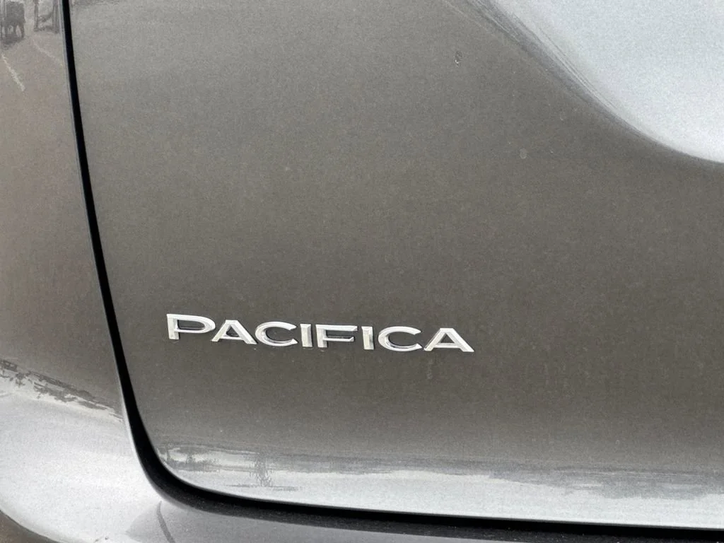 Used 2023  Chrysler Hybrid Touring L image 32