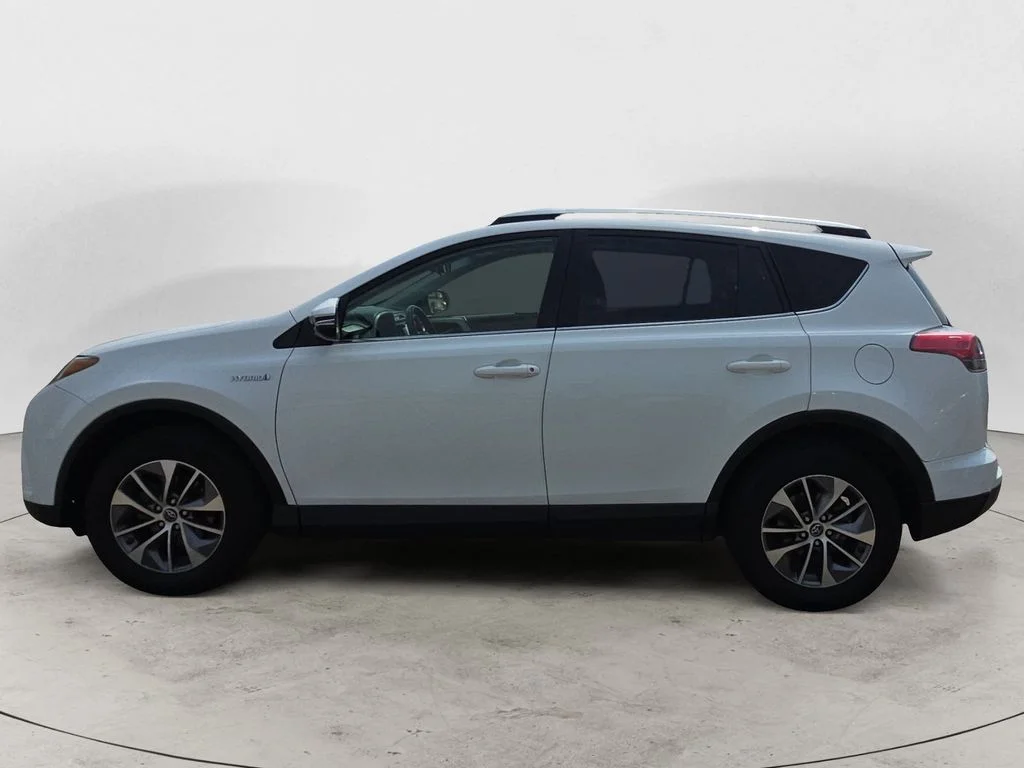 Used 2016 White Toyota XLE image 8