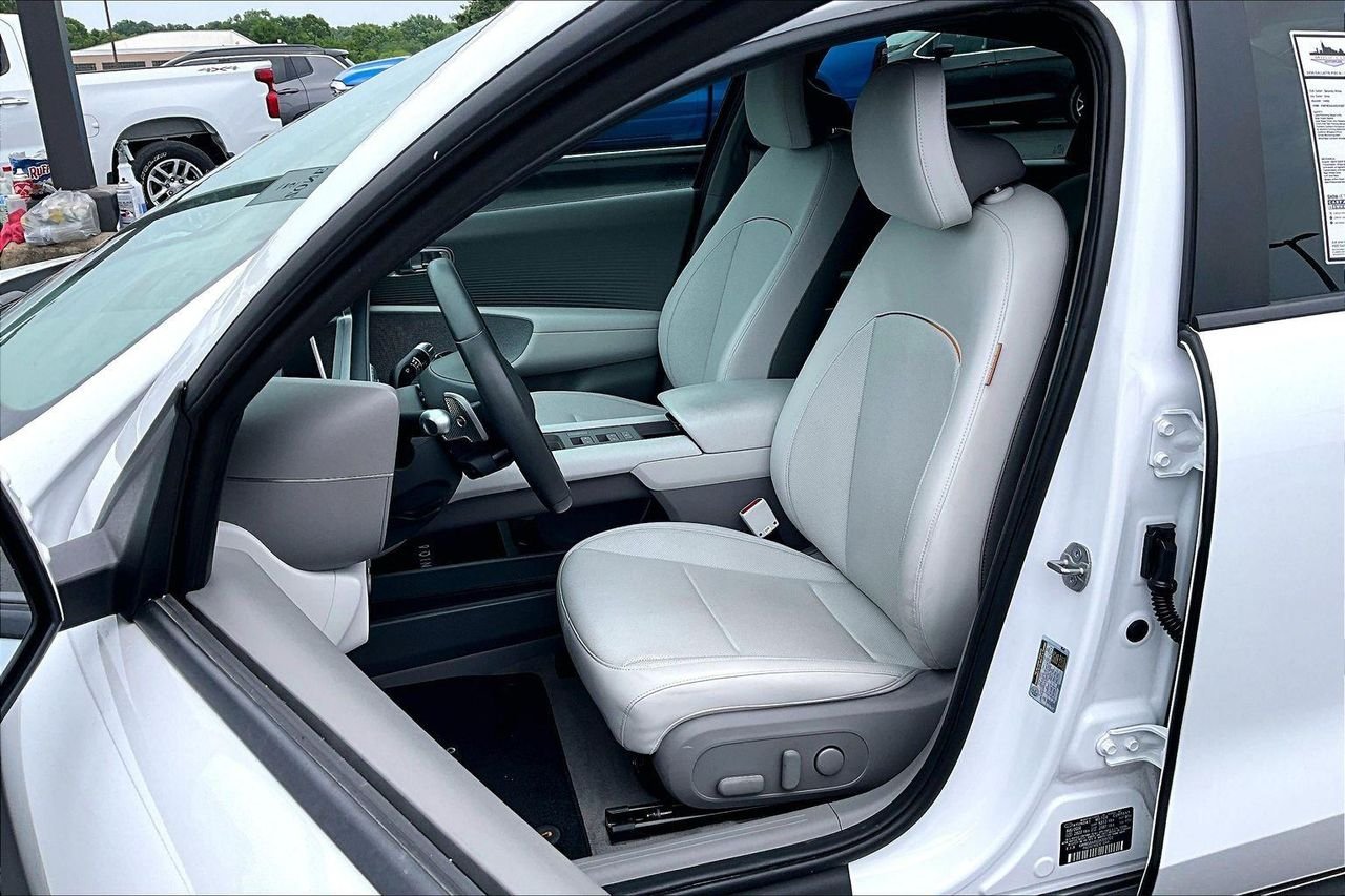 Used 2025 Serenity White Hyundai SEL image 23
