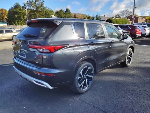 Used 2024 Gray Mitsubishi SE image 5