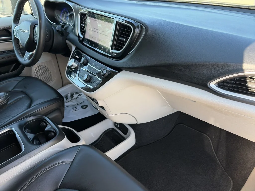 Used 2023 White Chrysler Touring L image 32