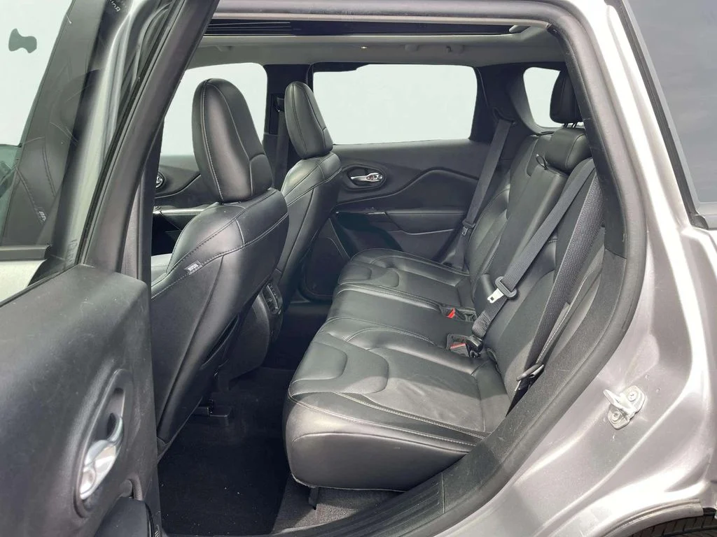 Used 2021 Billet Silver Metallic Clearcoat Jeep Latitude Lux image 29