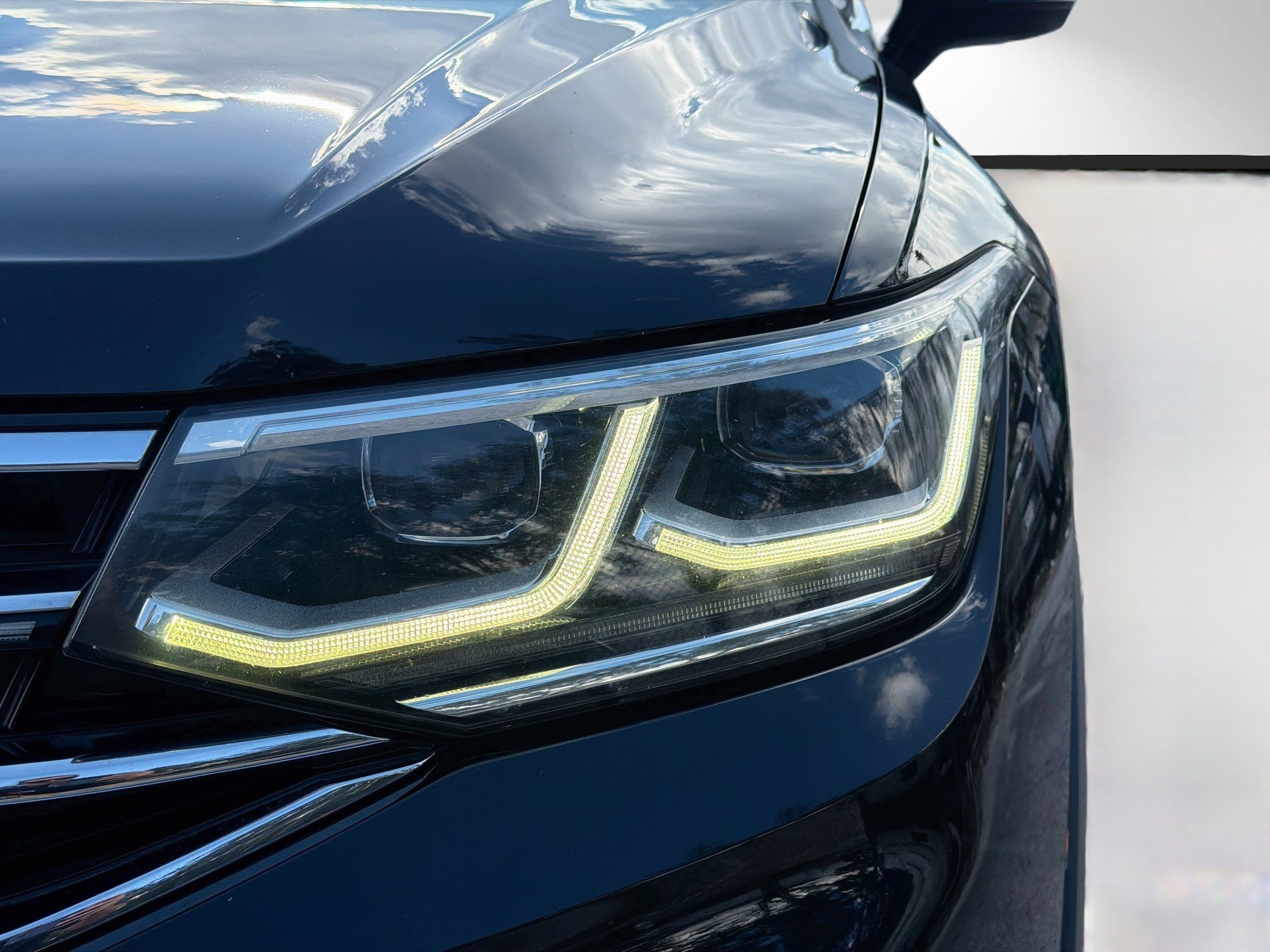 Used 2022 Black Volkswagen SEL R-Line image 9