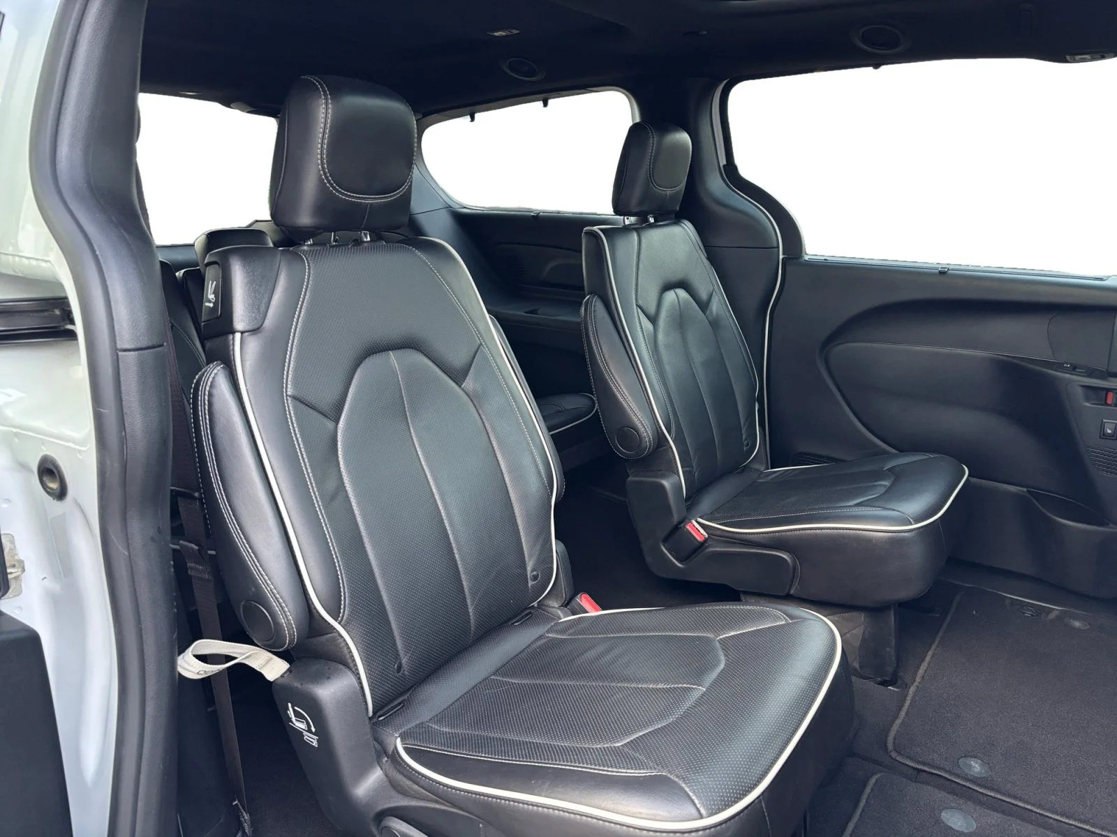 Used 2025 Bright White Chrysler Limited image 18