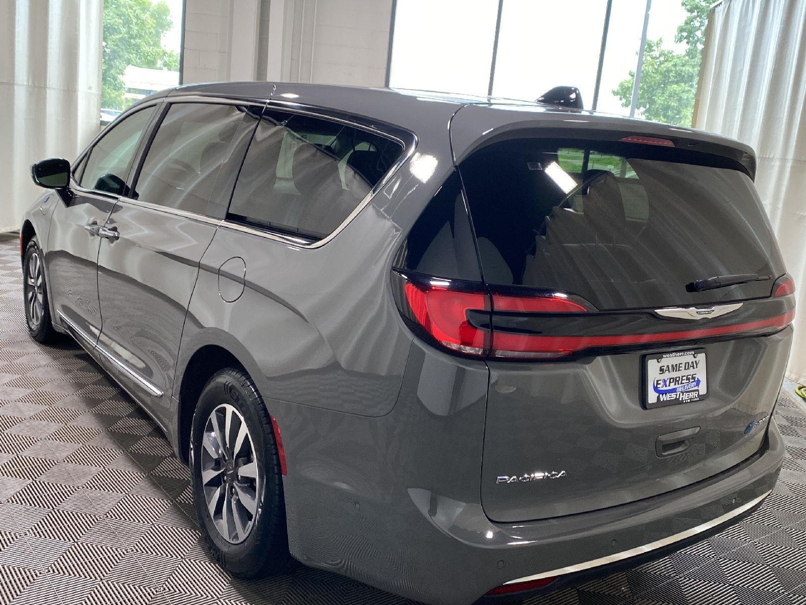 Used 2023 Ceramic Gray Clearcoat Chrysler Hybrid Limited image 5