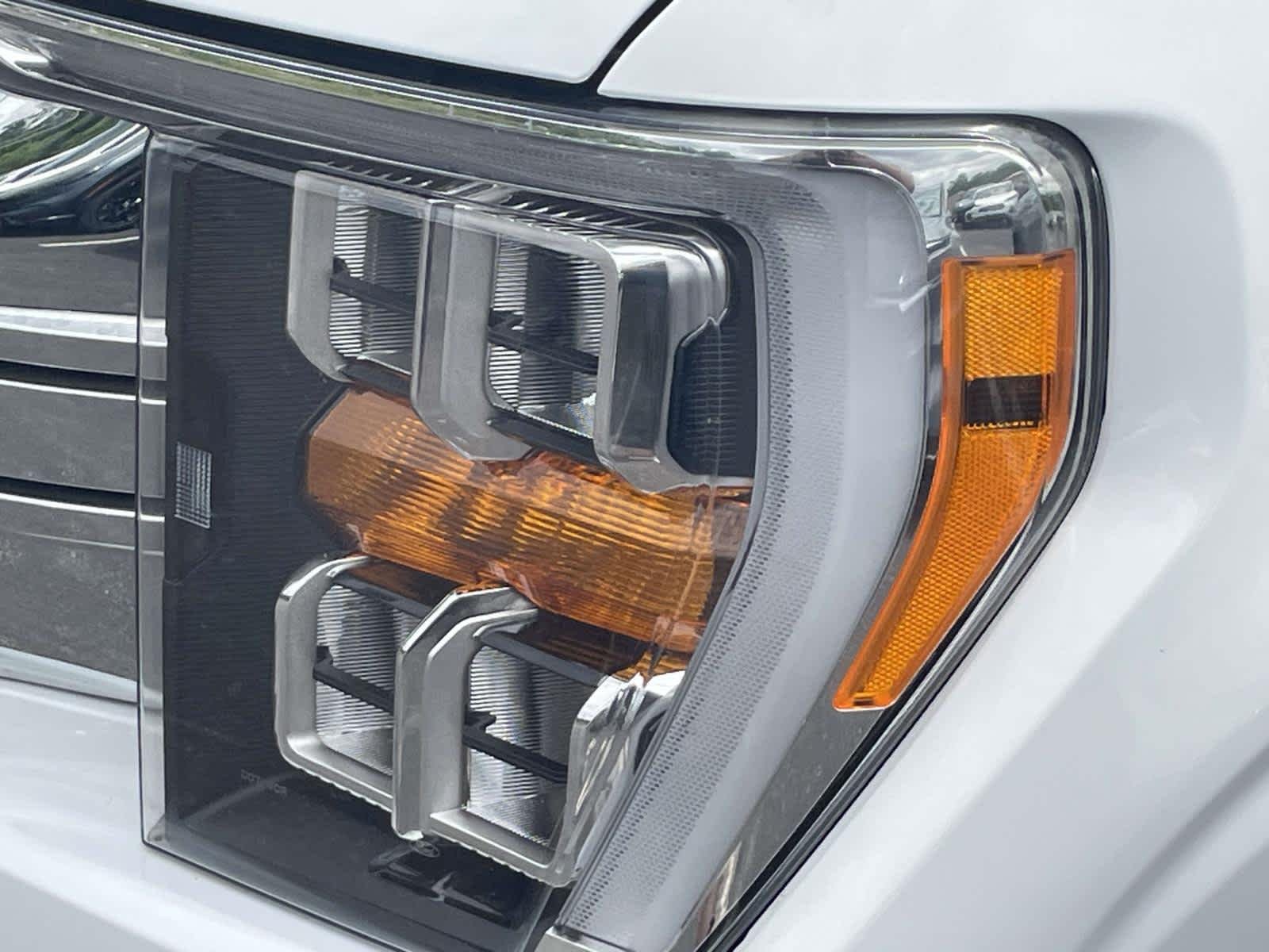 Used 2021 Oxford White/Carbonized Gray Ford XLT image 12