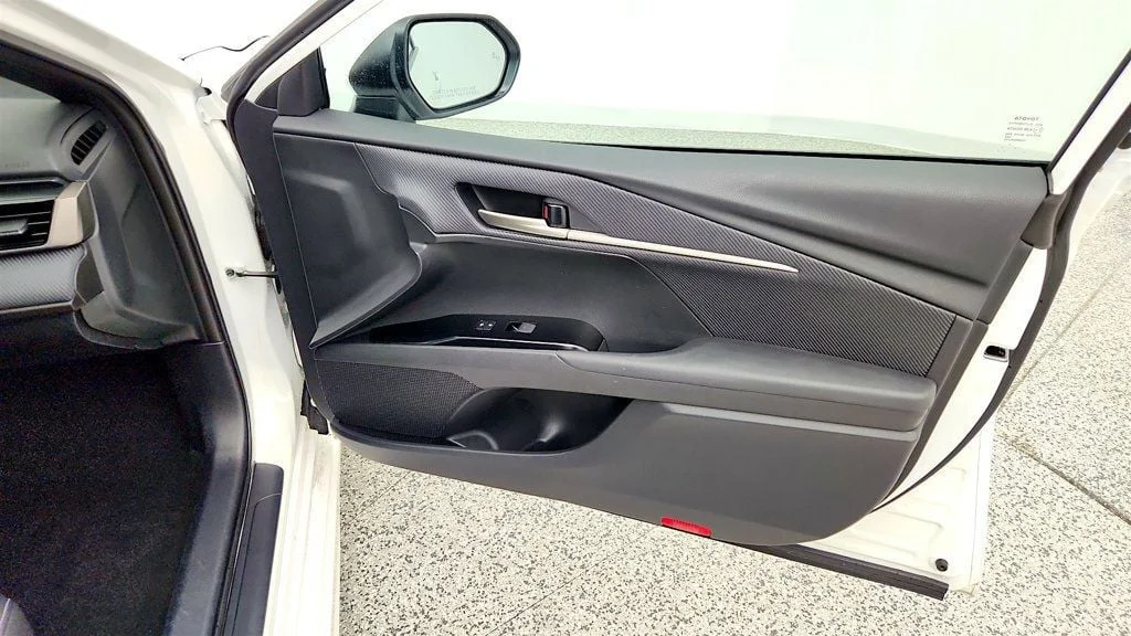 Used 2025 Ice Cap Toyota SE AWD image 23