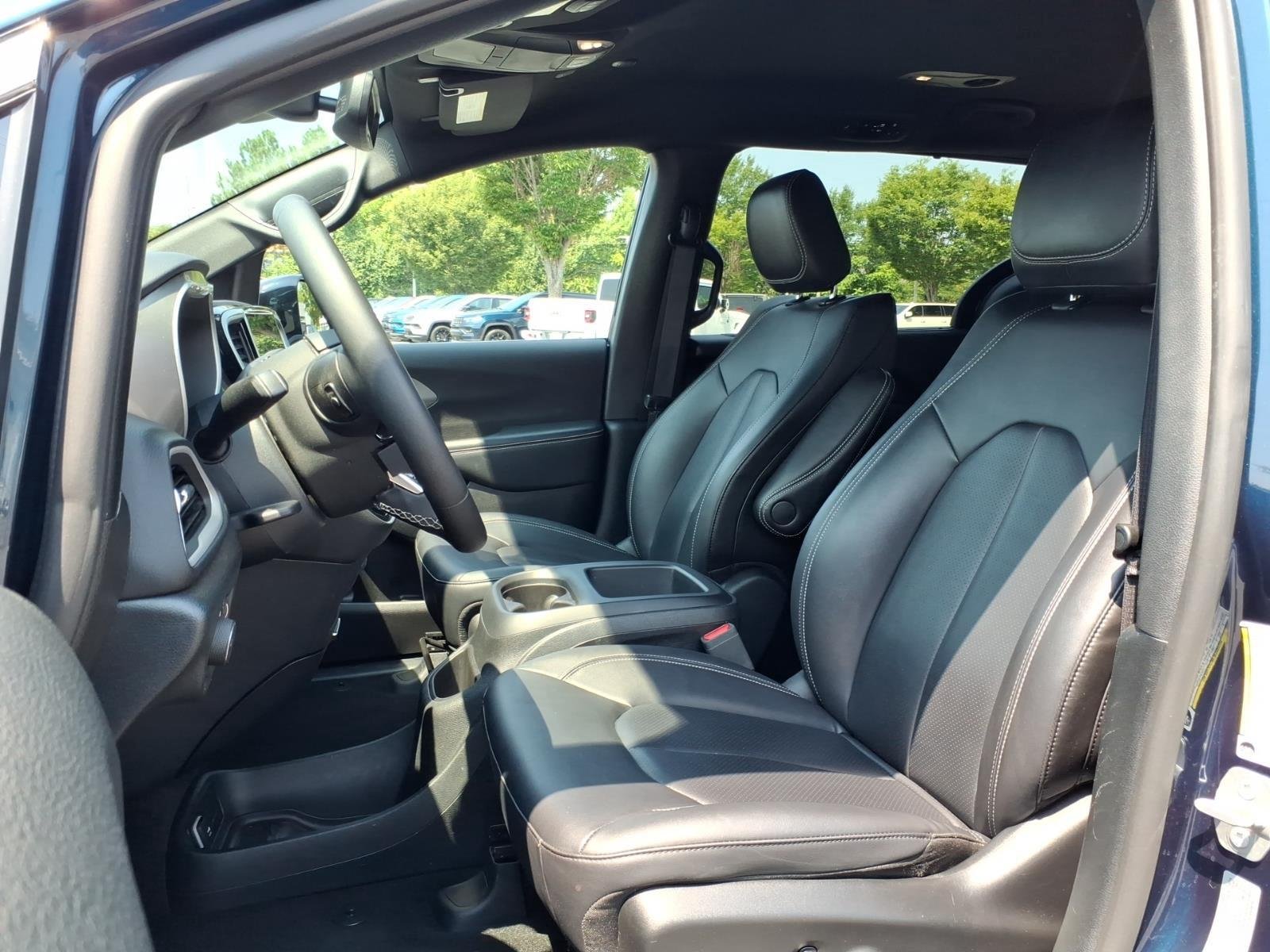 Used 2025 Fathom Blue Pearlcoat Chrysler Select image 17
