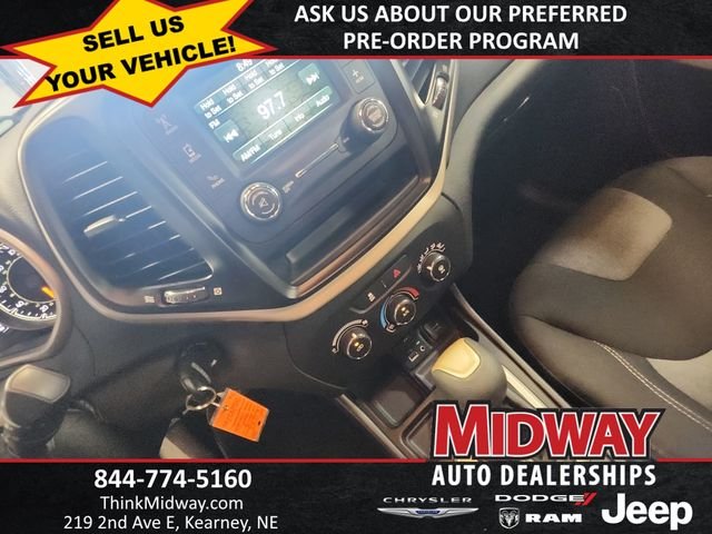 Used 2018 Gray Jeep Latitude image 11