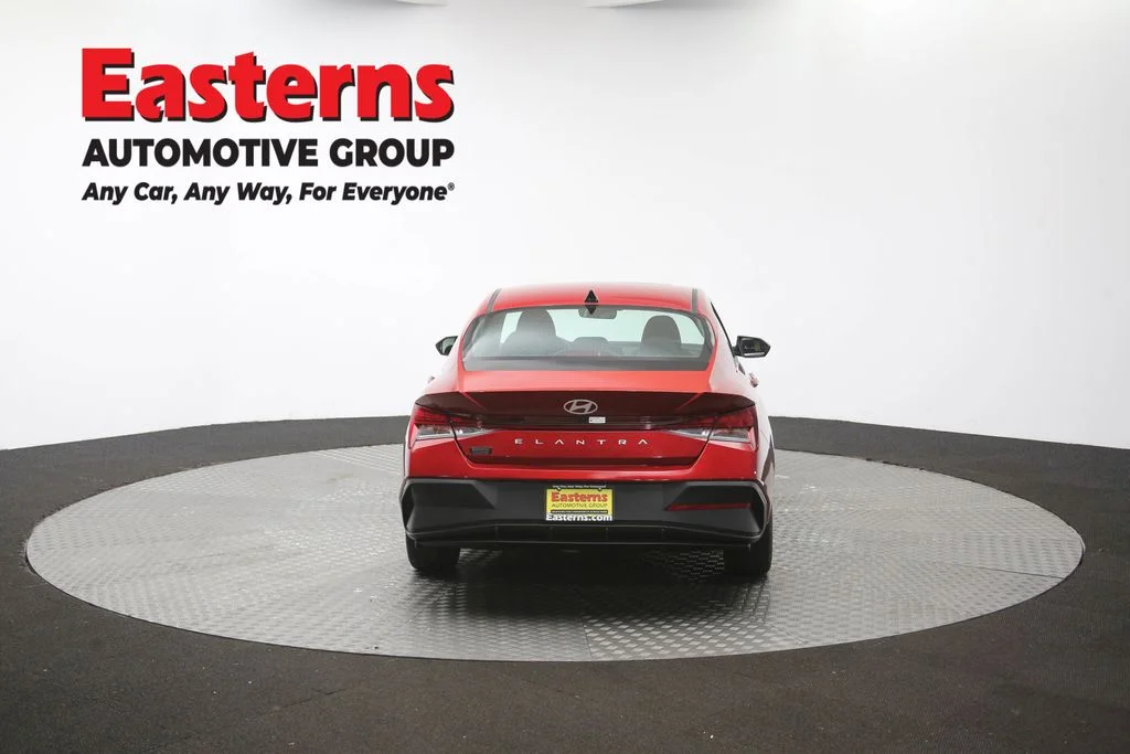 Used 2025 Red Hyundai SEL Convenience image 39