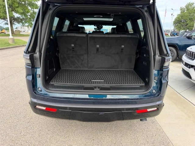 New 2026 Fathom Blue Pearl-Coat Exterior Paint (Late Availability) Jeep Limited Reserve image 6