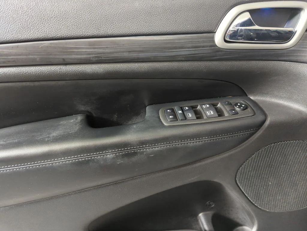 Used 2021 Crystal Metallic Jeep Laredo X image 9