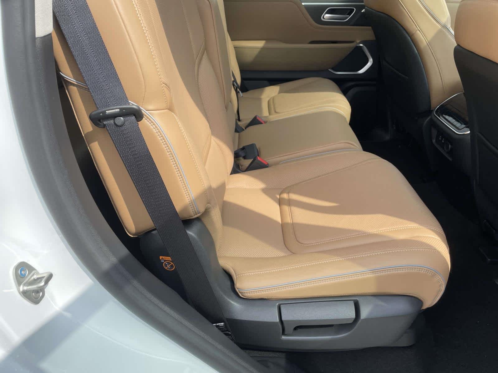 New 2026 Radiant White INFINITI LUXE image 22