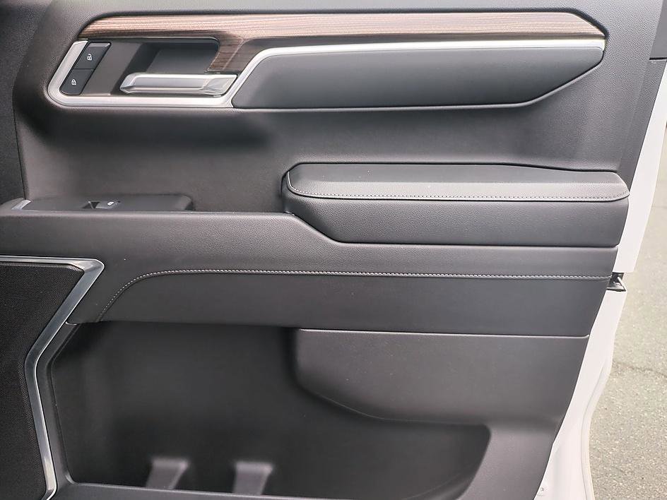Used 2024 Summit White Chevrolet RST image 32