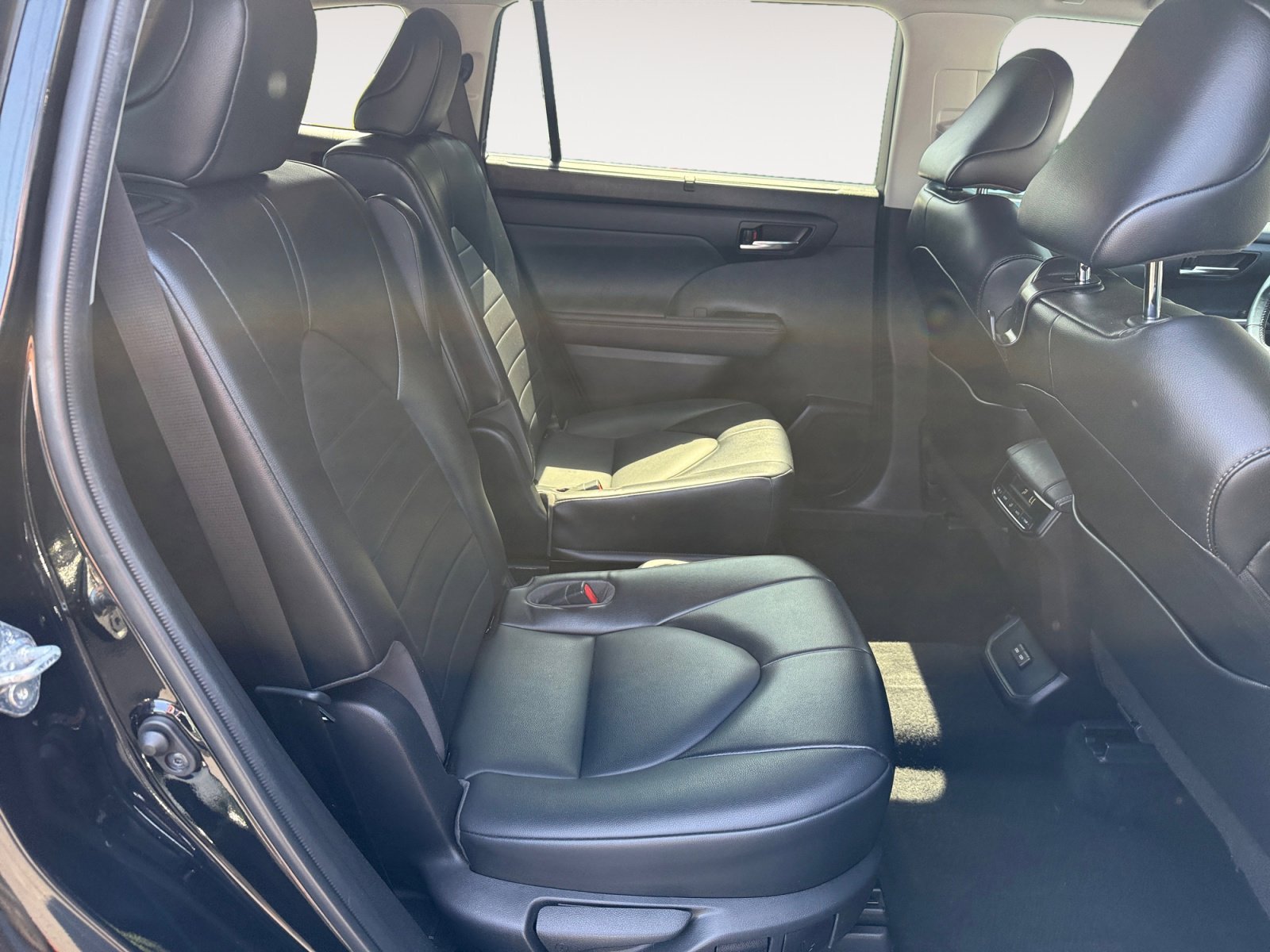 Used 2022 Midnight Black Metallic Toyota XLE image 18