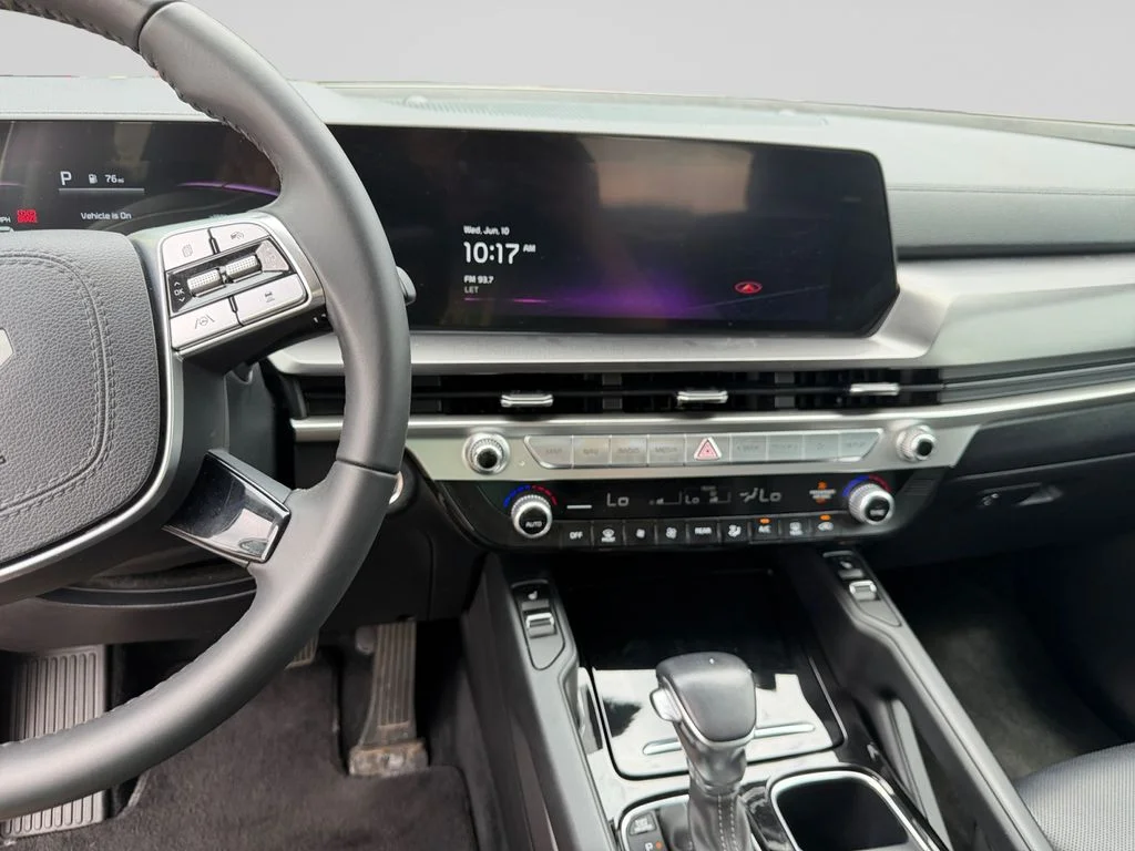 Used 2023 White Kia S image 12