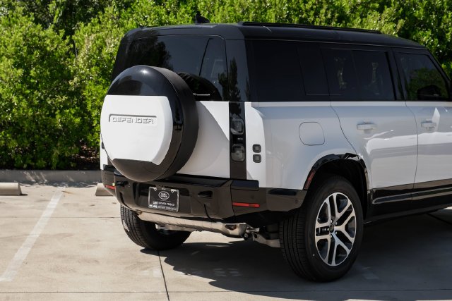 New 2026 Fuji White Land Rover X-Dynamic SE image 13
