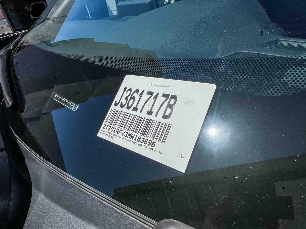 Used 2021 White Toyota XLE Premium image 28