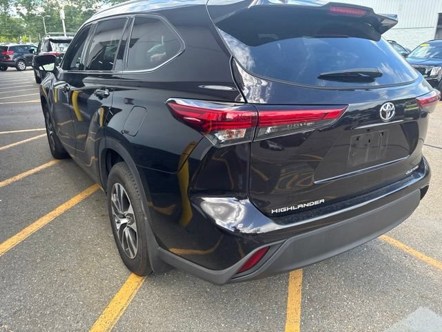 Used 2022 Amber Toyota XLE image 7