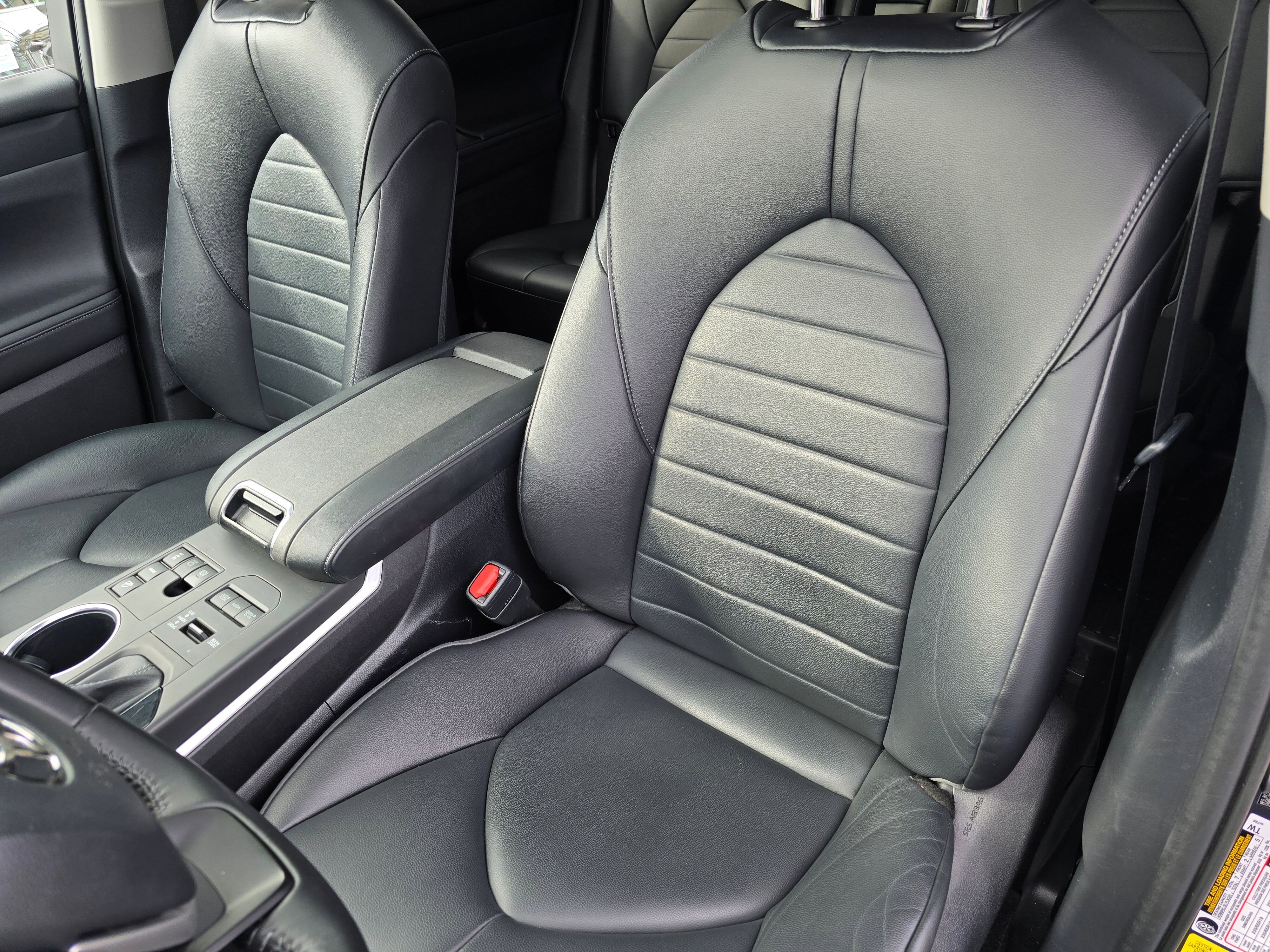 Used 2023  Toyota L image 24