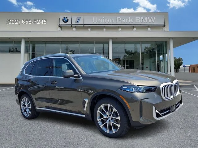 New 2026 Manhattan Green Metallic BMW xDrive40i image 3