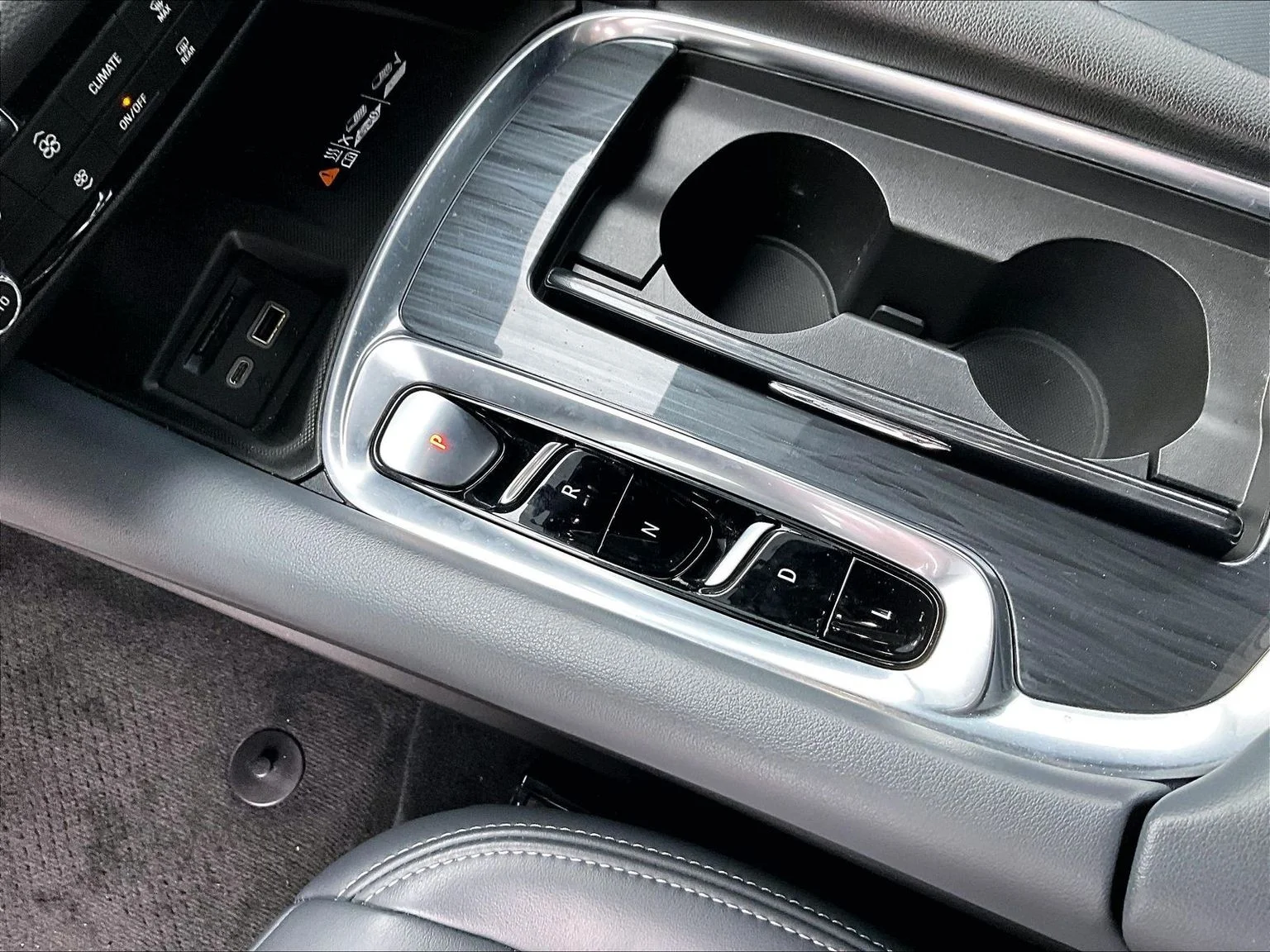 Used 2022 Black Buick Essence image 16