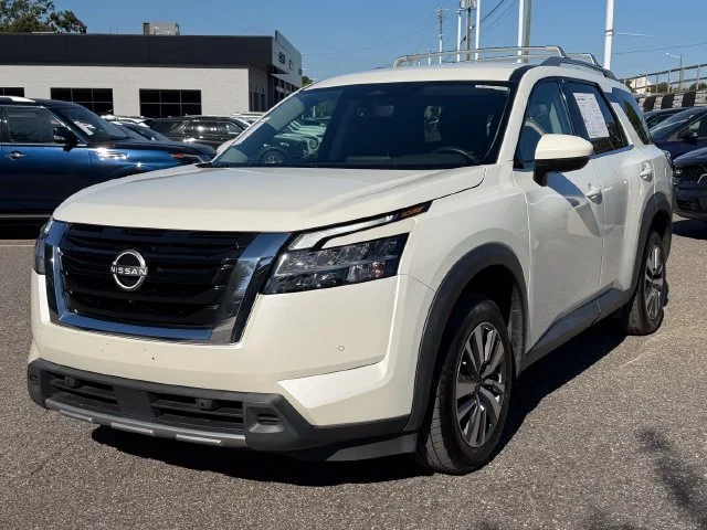 Used 2023 Pearl White Nissan SL image 9