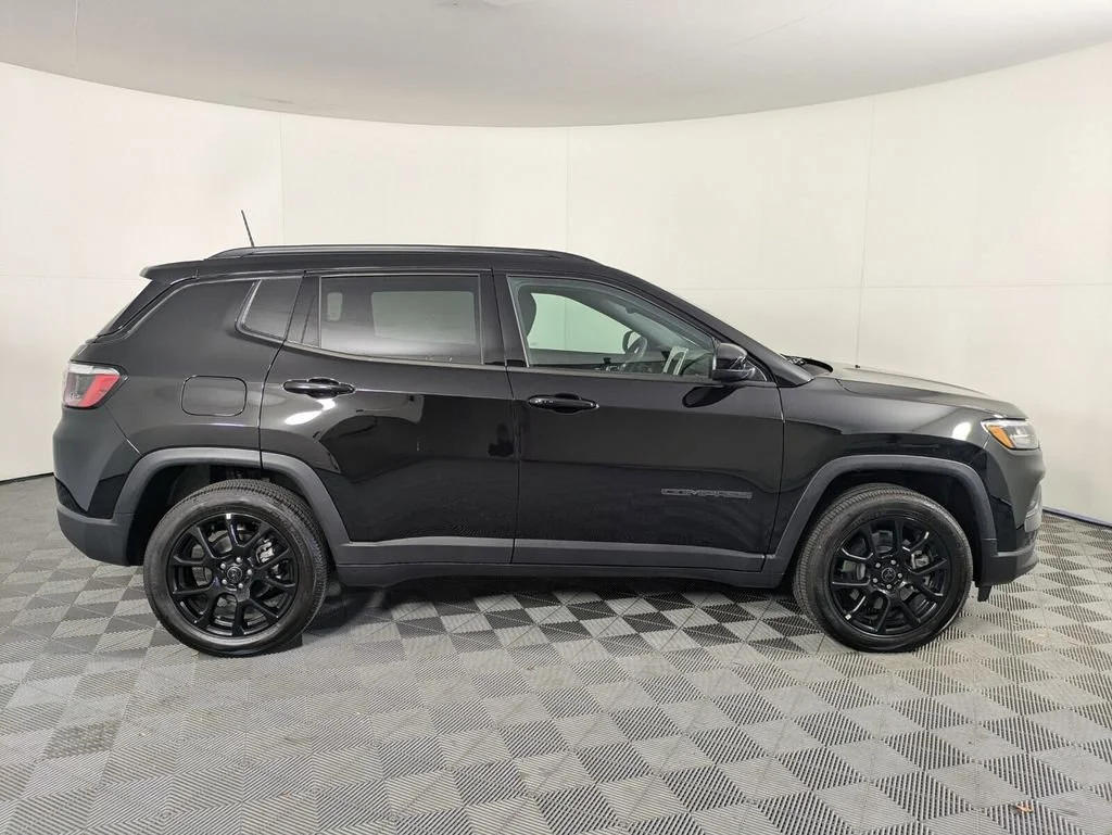 New 2026 Diamond Black Crystal Pearl-Coat Exterior Paint Jeep Latitude Altitude image 3