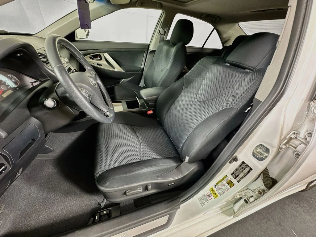 Used 2010 White Toyota LE image 22
