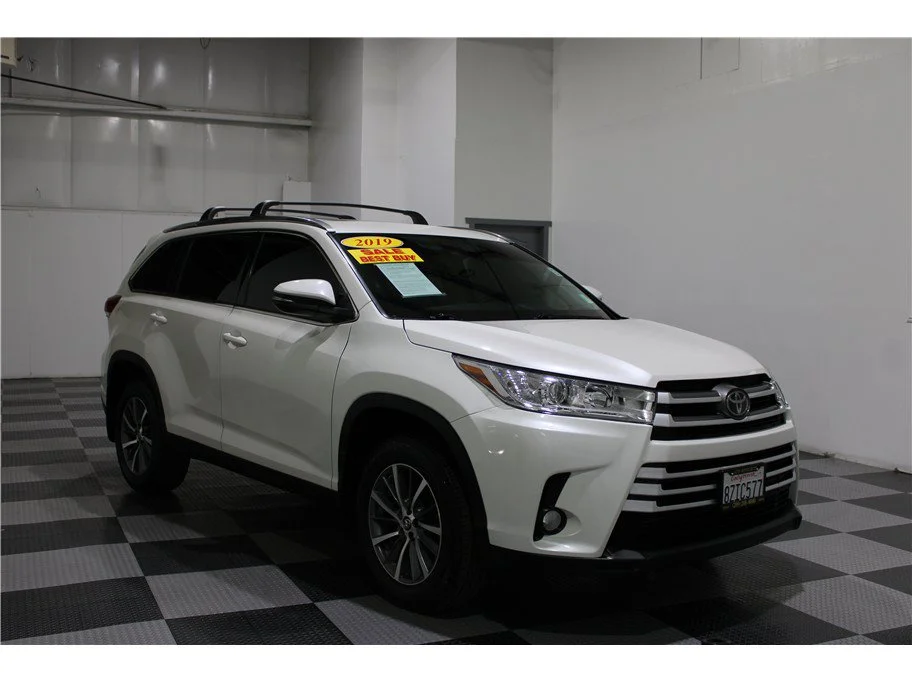 Used 2019 White Toyota XLE Sport Utility 4D image 3