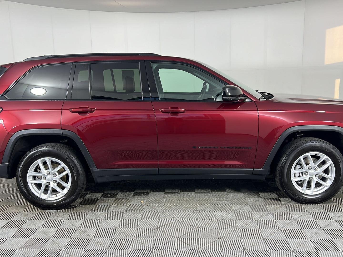 Used 2024 Velvet Red Pearlcoat Jeep Altitude X image 18