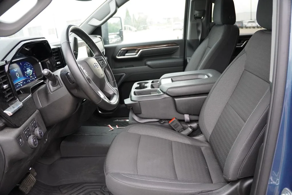 Used 2025 Lakeshore Blue Metallic Chevrolet LT image 4