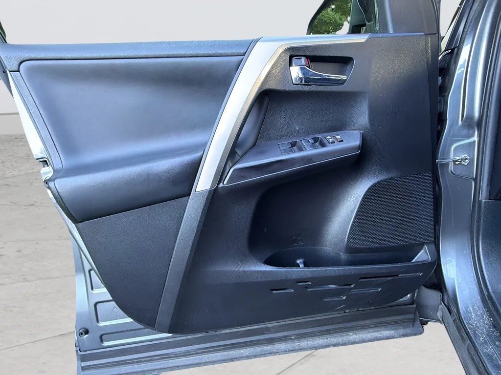 Used 2018 Gray Toyota XLE image 24